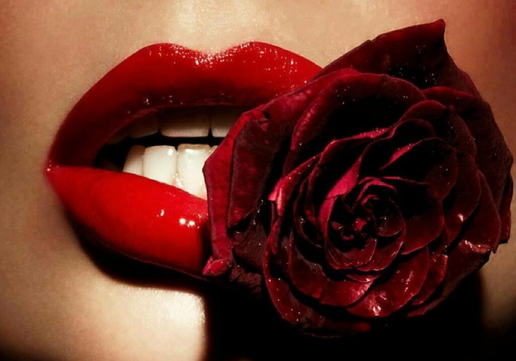 Vênus em Escorpião lábios vermelhos mordendo flor